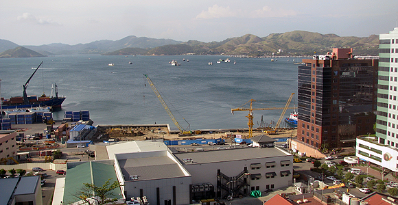 Port Moresby Harbour, viewed from ‘Town’. Steamships’ multi-storey office and marina development—which will open up the waterfront to the CBD for the first time—is under construction in the foreground.