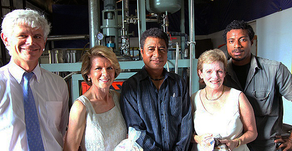 Max Puritau (far right) and his father Mickey (centre) welcome former Australian High Commissioner Ian Kemish, Australian Opposition Foreign Affairs spokeswoman, Julie Bishop and Australian Federal MP Jane Prentice to Paradise Spices.