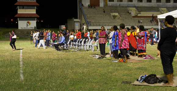Crowds gather for the National Haus Krai for violence against women last night in Port Moresby. Credit: www.stellamag.com