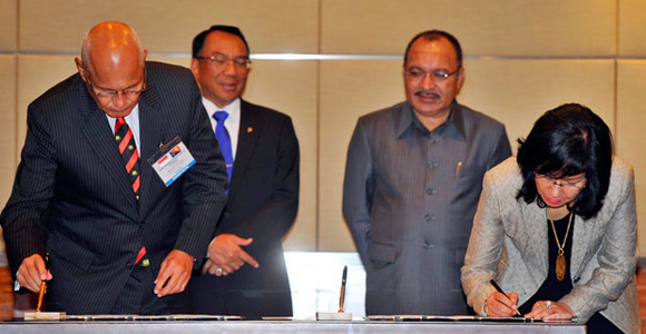 NPCP Chairman Frank Kramer (left) signs the MOU in Jakarta with Pertamina President Director and CEO Karen Agustiawan, in the presence of Indonesian Energy Minister Jero Wacik and Papua New Guinea's Prime Minister Peter O'Neill. Credit: ANTARA/Wahyu Putro A