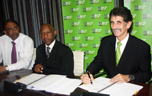 BSP GCEO Robin Fleming (right) sealing the transaction to fund the State's equity in Solwara 1. Looking on are (from left) Petromin CEO Arun Basu, and Petromin Non-Executive Director Jerry Wemin.