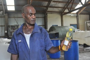 Iowane Bale, mill manager of the Koro biofuel mill holds a sample of the filtered oil. Credit: UNDP
