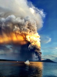 Mt Tavurvur volcano erupts. Credit: John Lau via Facebook