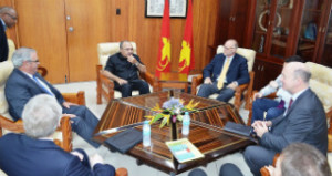 PM Peter O'Neill discusses Anglo American's entry into PNG with company management. Credit: http://www.pm.gov.pg 