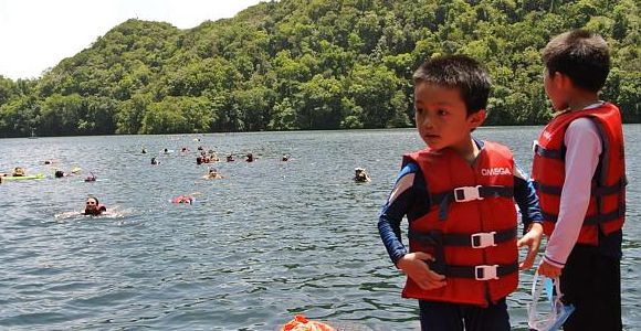 Chinese tourists diving Palau. Credit: AFP
