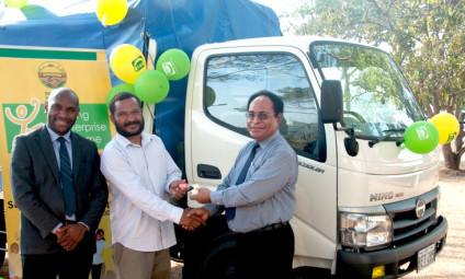 Mr. Des Yaninen, CEO NDBI with YES Participant Jackson Yoane and Mr. Moses Liu, Managing Director NDB formally presenting the keys to the PMV Truck