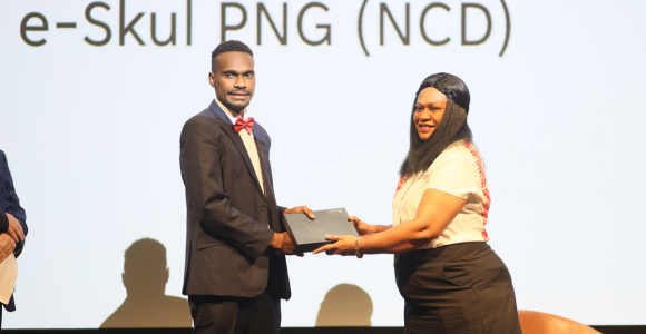 Innovation PNG Award for Young Innovator of the Year (sponsored by Moni Plus) winner to Anthony Tutmulai presented by Moni Plus Head of Legal Department & Company Secretary Barbrah Paita